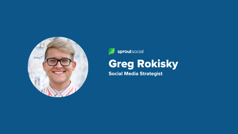 Un rettangolo blu con la foto di un dipendente e un testo che recita Greg Rokisky, stratega dei social media