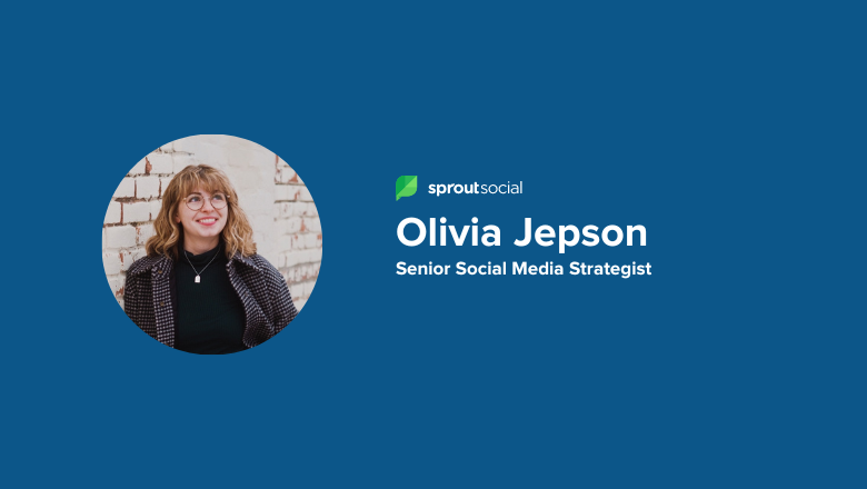 Un rettangolo blu con la foto e il testo di un dipendente che recita Olivia Jepson, senior strategist dei social media