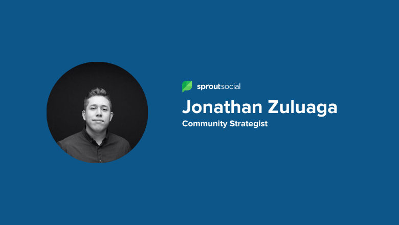 Un rettangolo blu con la foto e il testo di un dipendente che recita Jonathan Zuluaga, stratega della comunità