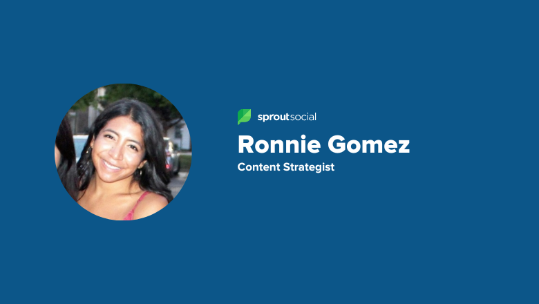 Un rettangolo blu con la foto di un dipendente e un testo che recita Ronnie Gomez, content strategist