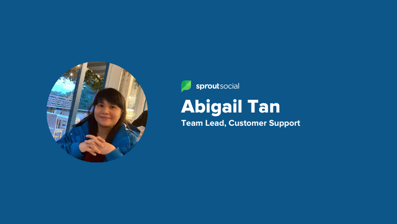 Un rettangolo blu con la foto e il testo di un dipendente che recita Abigail Tan, responsabile del team dell'assistenza clienti