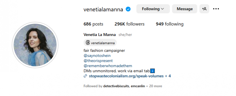   Venetia La Manna odkazuje spolupracovníkům na svůj e-mail, nikoli na své DM