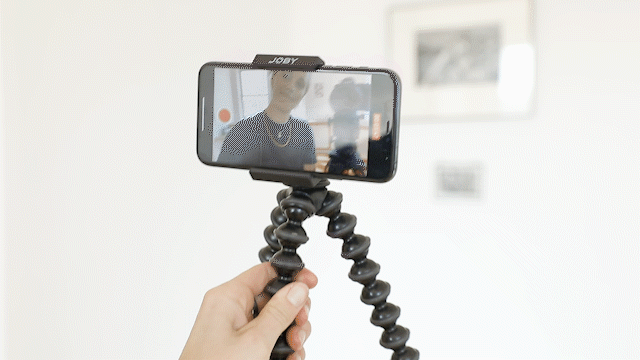GIF-beschrijving: Een smartphone wisselen tussen een verticaal staand of horizontaal liggend opnameformaat.