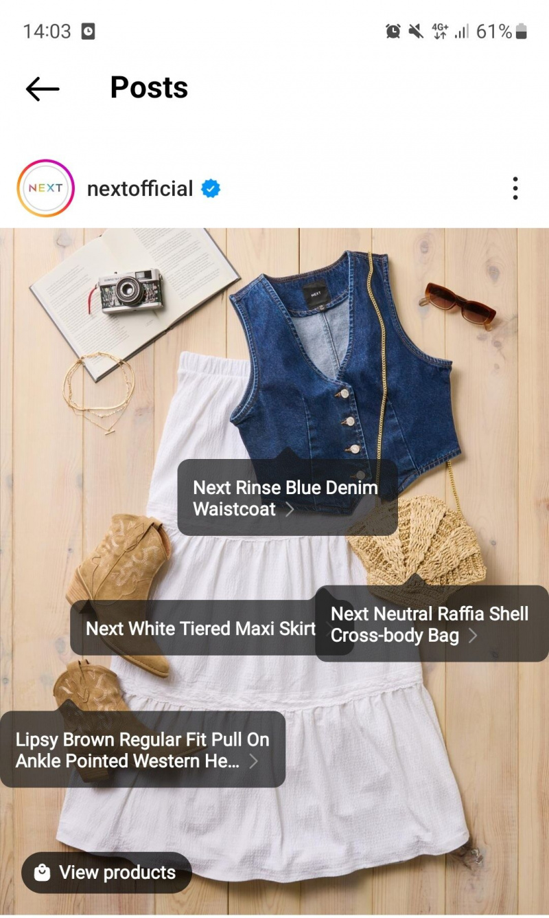   Publicación de comercio social de Instagram de Next que contiene falda larga, chaleco y accesorios