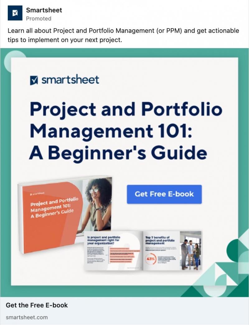 Un anuncio de LinkedIn patrocinado por Smartsheet que promociona un activo cerrado titulado 'Gestión de proyectos y carteras 101: un principiante's Guide". The ad copy says "Learn all about Project and Portfolio Management (or PPM) and get actionable tips to implement on your next project."
