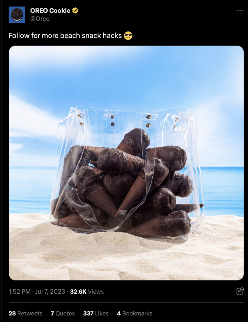   Une capture d'écran d'un message sur X d'Oreo Cookie. Le message se lit comme suit : Suivez pour plus d'astuces pour les collations à la plage. Il accompagne une image statique de cornets de glace Oreo dans un sac en plastique transparent posé sur le sable lors d'une journée ensoleillée à la plage.