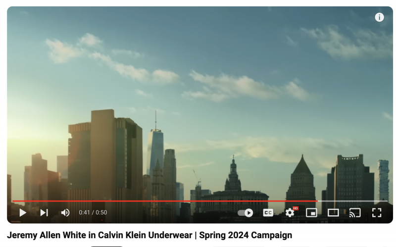   Une capture d'écran de la vidéo YouTube de Calvin Klein mettant en vedette Jeremy Allen White. Dans la vidéo, on peut voir l'acteur déambuler dans les rues de New York avant de monter les escaliers d'un immeuble pour accéder au toit. Sur le toit, il réalise diverses prouesses physiques en sous-vêtements Calvin Klein.