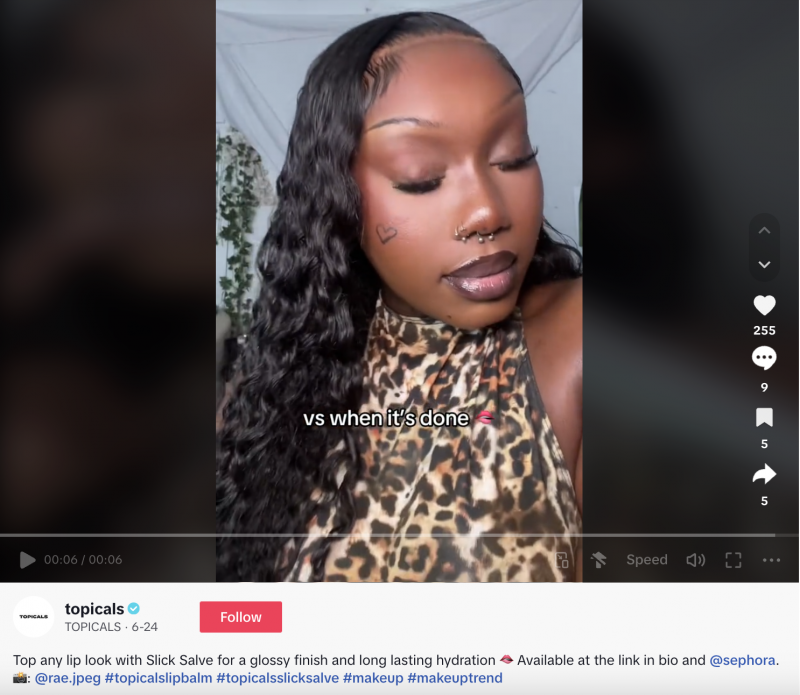   Une vidéo TikTok d'un influenceur appliquant le produit pour les lèvres Topicals Slick Salve