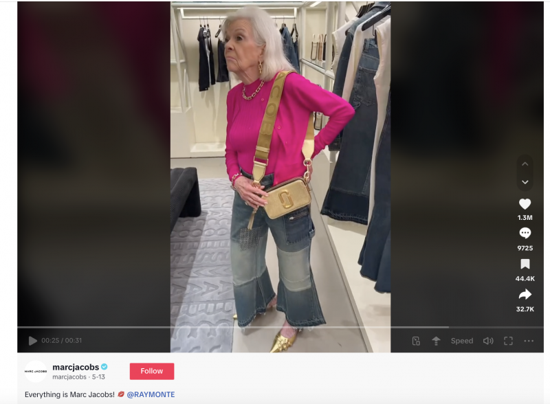   デザイナーのマーク・ジェイコブスとインフルエンサーのレイモンテによるTikTok動画の静止画。