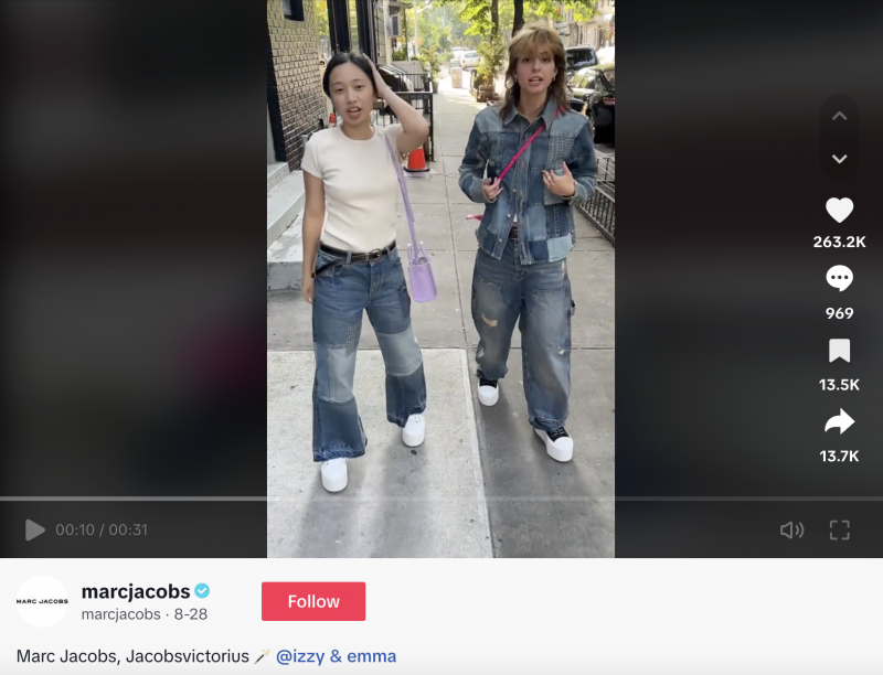   Un TikTok de Marc Jacobs mettant en vedette les créateurs @IzzyAndEmma interviewés sur leur apparence dans la rue