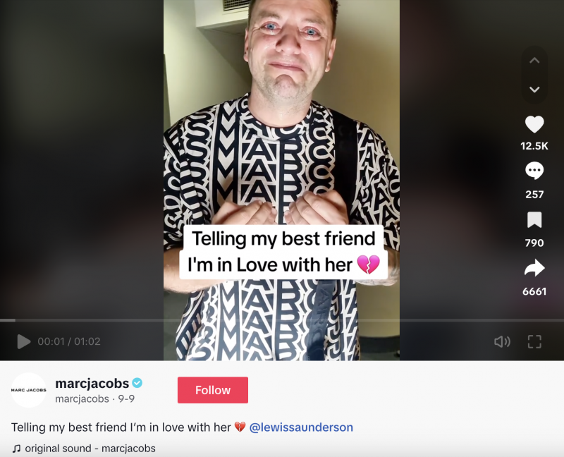   Un TikTok de Marc Jacobs mettant en vedette le créateur Lewis Saunderson disant à son meilleur ami qu'il's in love with her 