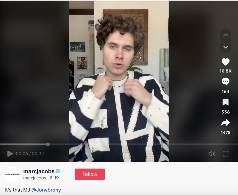   Un TikTok de Marc Jacobs mettant en vedette le créateur @JonyBrony réagissant à une question sur sa tenue