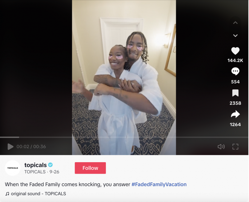   Un TikTok de Topicals qui présente des créateurs frappant à la porte de la chambre d'hôtel de leur campagne #FadedFamilyVacation