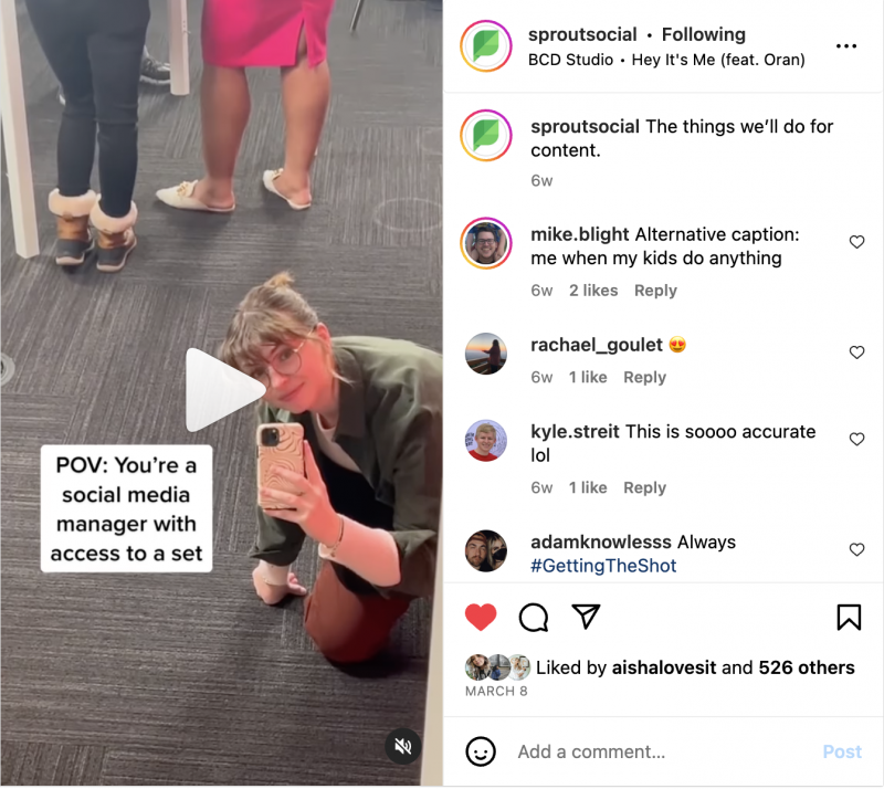   Een Instagram Reel van Sprout Social. Het bijschrift luidt: 'De dingen die we zullen doen voor de inhoud.' De tekst op de spoel luidt 'POV: You're a social media manager with access to a set." The Reel features our social team taking advantage of every opportunity to create content on the set of our latest video.