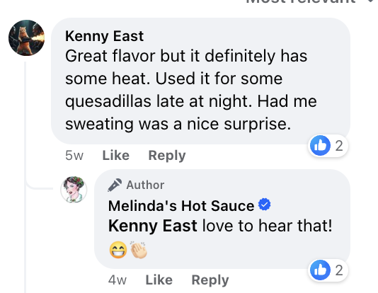   Een screenshot van een klant die commentaar geeft op een Melinda's Hot Sauce Facebook Reel mentioning how much they love the heat in the hot sauce. The brand chimes in that they love to hear it.