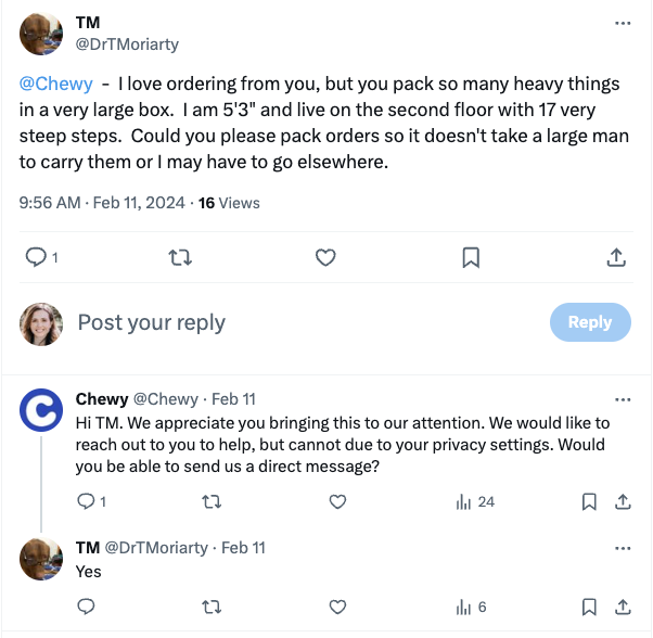   Een screenshot van een gesprek tussen Chewy en een klant op X. De klant heeft problemen met het tillen van zijn Chewy-dozen de trap op, en Chewy kwam tussenbeide om hem te helpen.
