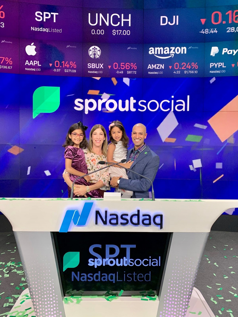 Ryan Barretto amb la seva dona i les seves dues filles a Sprout Social's Nasdaq bell ringing ceremony in December 2019.