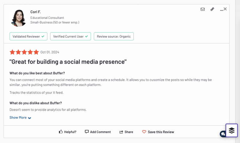   Una reseña de usuario sobre G2. El usuario dice que no le gusta que Buffer no't provide analytics for all social media platforms. 